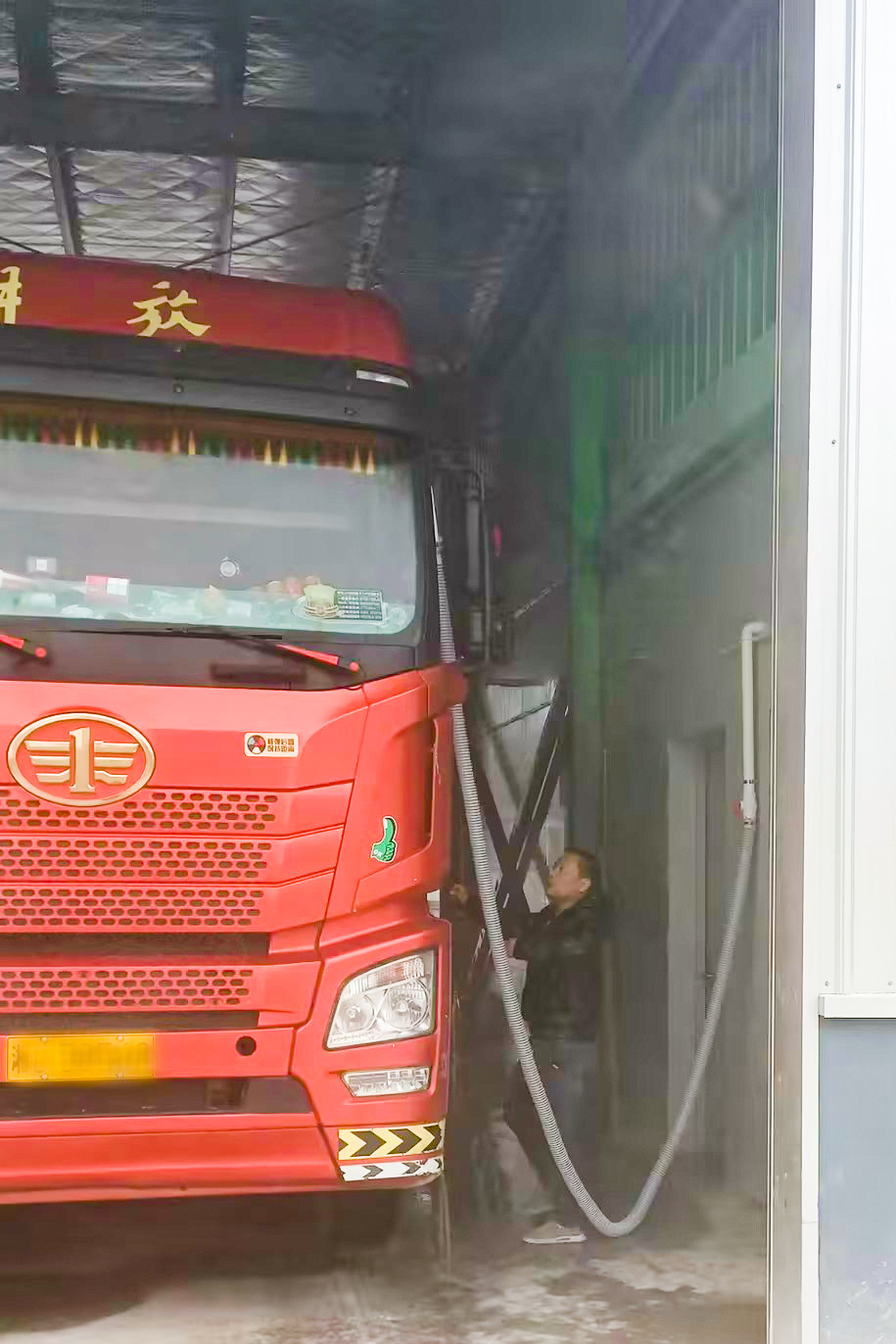 1793083687125253.jpg 02-货车驶入全自动龙门喷洗现场.jpg